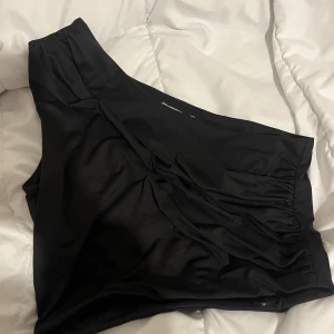 Svart topp  - Svart topp från hm använts engång 