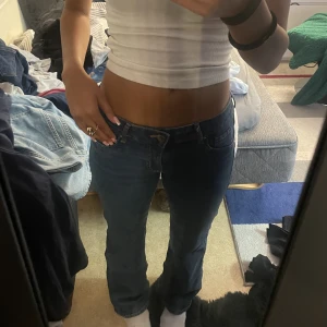 Blå jeans - Säljer mina lowwaisted blåa Jeans för gillar inte hur dom sitter på mig 