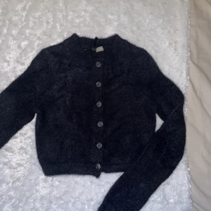 Fluffig kofta/tröja - Jätte fin och fluffig kofta/tröja från H&M. Använt ca 2-3 ggr. Väldigt bra skick. Storlek Xs men passar även som S