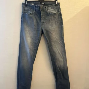 Jack & Jones jeans  - Riktigt snygga och sköna jeans från Jack & Jones, kommer inte till användning därför dom säljs, skicket är 9/10 så dom är endast testade. Vill ni ha fler bilder eller om ni har några frågor så är de bara att skriva!!