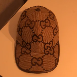 Gucci keps  - Tja, säljer en Gucci keps modellen jumbo GG i storleken S har haft den i 6 månader som Ny , hör av dig vid intresse 🙌