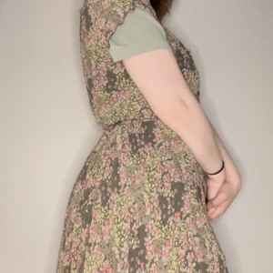 Blommig klänning - En blommig klänning jag köpte secondhand för ett tag sedan, tyvärr kommer den ej till användning Den är i väldigt fint skick! Är inte riktigt säker på storlek men tror M, jag använder oftast s/m och passar mig bra Finns dragkedja på sidan av klänningen