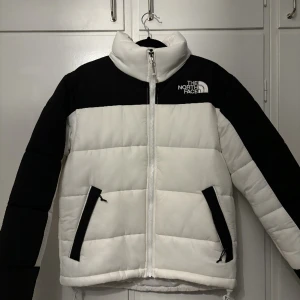 The North Face Jacka  - Inge fel på jackan, knappt använd. Säljer för tjejen pga hon har köpt ny jacka. Den är i storlek S (Dam) skick 9/10