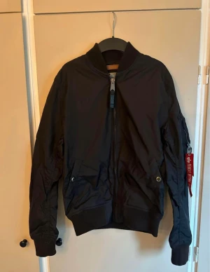 Alpha industri bomber jacka  - Svart bomberjacka