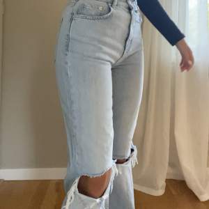 Säljer dessa snygga jeans från Gina då dom inte används längre. Fin längd på benen och formar kroppen bra, storlek 36. Köptes för 599 säljer för 150kr+frakt🫶🏼