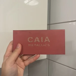 Caia ögonskugga  - Ögonskuggspalett, använd men finns fortfarande mycket kvar 