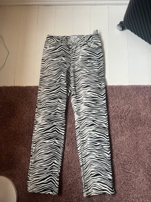 Zebra byxor - Supersnygga byxor från Zara förra året som aldrig riktigt kommit till användning. Storlek 40 men skulle säga 38/40💕 