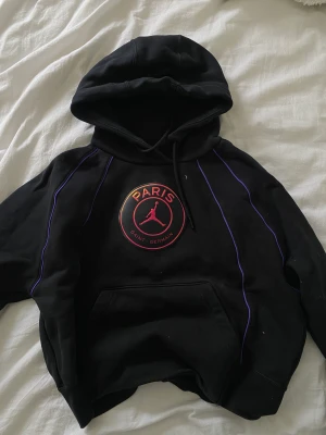 Jordan Air Tröja - Skitsnygg Jordan Air tröja. Nypris 1200kr. Säljer för att den inte kommer till användning. Storlek S. Skriv för mer info. Pris går att diskutera. 