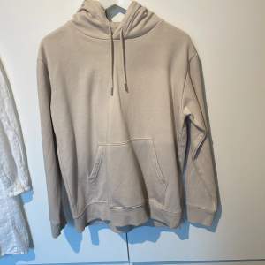 Så skön beige hoodie från H&M. Använd endast 1-2 gånger. Säljer då den inte kommer till användning!