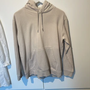 Beige hoodie - Så skön beige hoodie från H&M. Använd endast 1-2 gånger. Säljer då den inte kommer till användning!