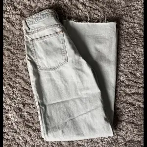 Ljusblåa vida jeans från H&M i storlek 38🤍 Köpta för ungefär 3 månader sedan och är använda 1 gång 