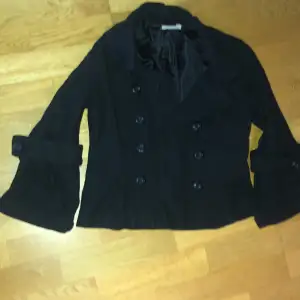 Jätte cool svart kappa med trekvarts ärmar, köpt second hand och säljs eftersom den inte använts ⭐️⭐️ Jätte cool 