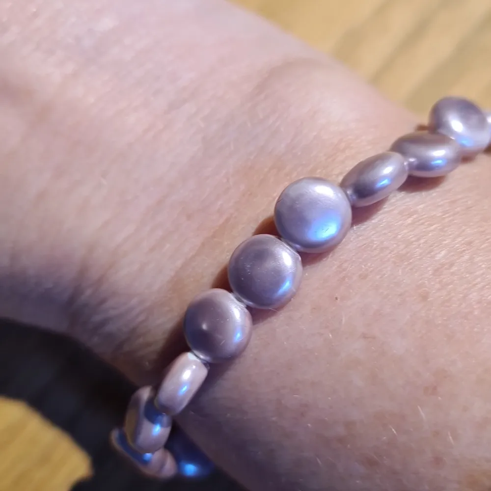 Ljust rosa Snö-armband med platta pärlor. Ca 19 cm, lite töjbart.. Accessoarer.