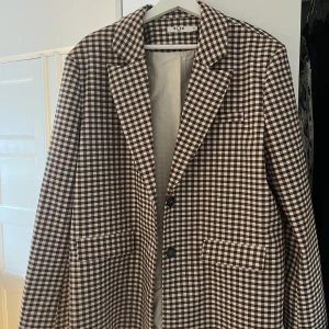 Blazer Na-kd - Superfin oversized blazer från Na-kd. Använd 2 gånger. Stl 42 men passar 38/40 också 🌸