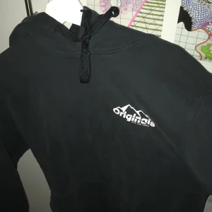 Originals Hoodie  - Hoodie från Originals med tryck på ryggen. Står ingen storlek men skulle säga M/L 