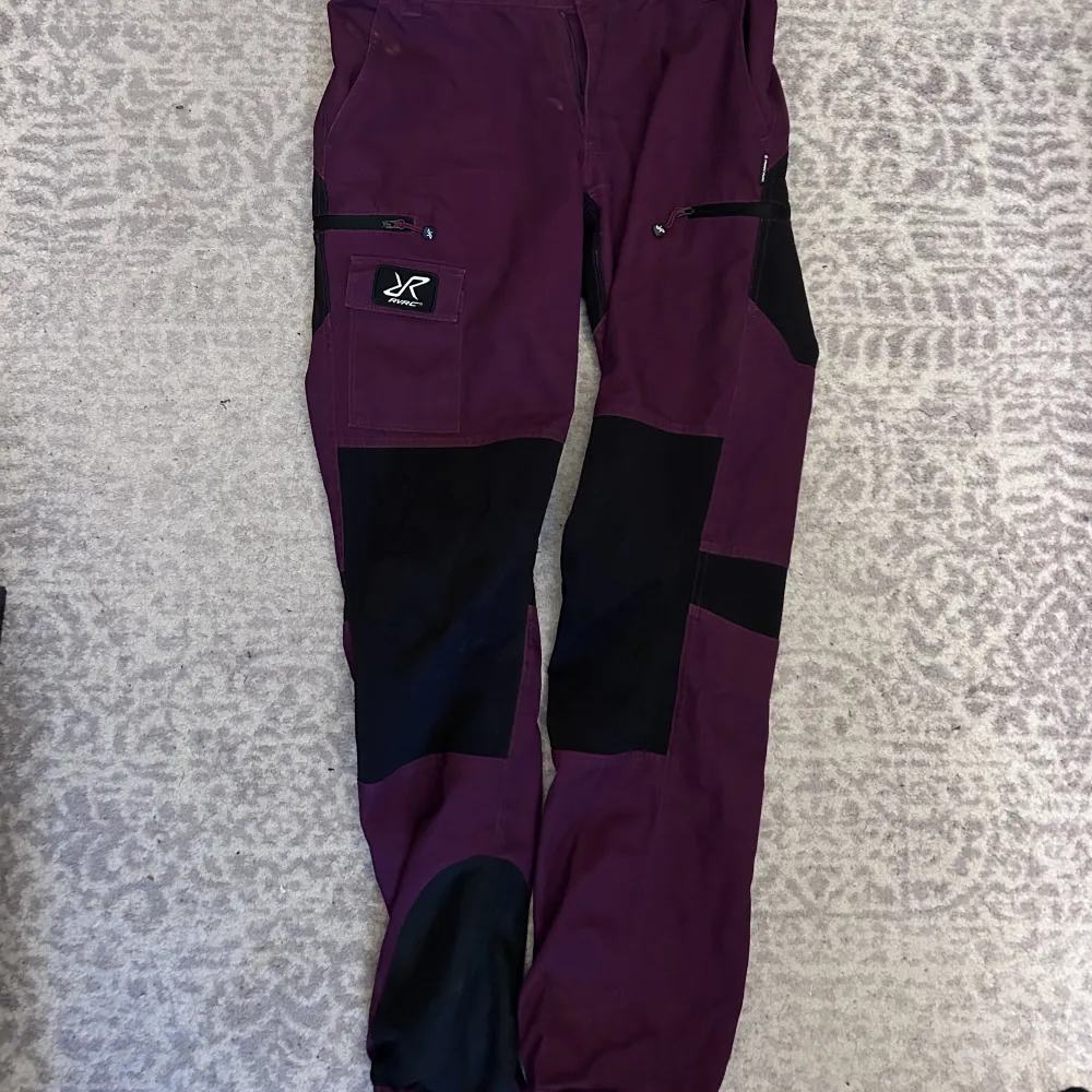 Lila friluftbyxor från revolution race, modell Nordwand storlek xl/42, frakt ingår ej 💗. Jeans & Byxor.