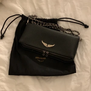 ZADIG VÄSKA - Säljer min fina Zadig &voltaire väska. Fick den julen 2022 och oklart hur mycket jag har använt den men det är inte så att den är oröd. Skriv om ni vill köpa och om ni är intresserade😍