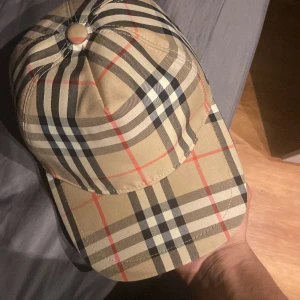 Berberry keps  - Ny berberrry keps äkta box påse och kvitto medföljer pris kan diskuteras 