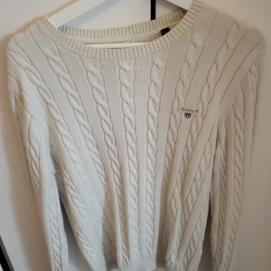 Ganttröja - En kabelstickad tröja ifrån Gant. Förekommer några enstaka fläckar. Men är inget som knappt syns. I övrigt är tröjan hel och normal i storleken