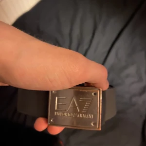Emporio Armani bälte - Lite slitet som man ser men funkar som den ska och de syns ändå inte när man har de på sig. Köpt för 549kr på Zalando