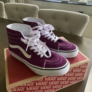 Vans  - Intressekoll på dessa jätte coola vans . Använda 1 gång. St 37💕