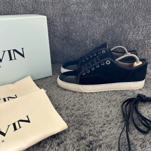 Lanvin skor - Tja säljer nu dessa feta lanvin skorna i skick  8/10 . Storlek 6 vilket motsvarar 41. Nypris 4299 mitt pris 2899. Låda Dustbags och snören medföljer. Har kvitto från NK samt påsen. Möts upp i Stockholm eller fraktar spårbart via postnord📦
