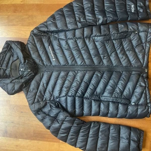 Peak Performance Jacka - En mycket snygg och stilren jacka som passar perfekt till hösten. Skicket är 9/10 och nypris ligger på cirka 2500kr. Strolek M men passar även S. Kom dm för flera bilder.