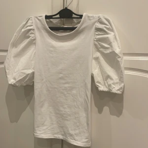 Fin Sthlm-stil t-shirt 🤍 - Fin tröja från H&M jätte bra material för att vara från H&M. FLERA BILDER KAN SKICKAS PRIVAT, OM INTRESSERADE. Nästan oanvänd.  Tvättas och strycks innan den skickas. köparen betalar frakt☺️ 