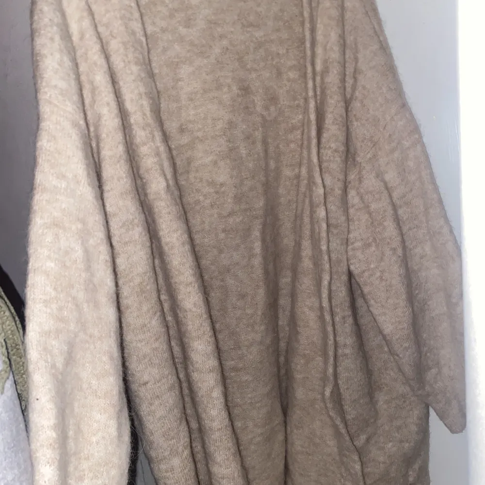En beige/grå cardigan i storlek XL passar oversized för storlek M. Cardiganen är i ett stickat material gjort av bomull, jätte mysig perfekt för hösten. . Neuletakit & Villapaidat.