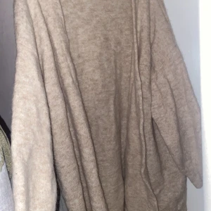 Cardigan  - En beige/grå cardigan i storlek XL passar oversized för storlek M. Cardiganen är i ett stickat material gjort av bomull, jätte mysig perfekt för hösten. 