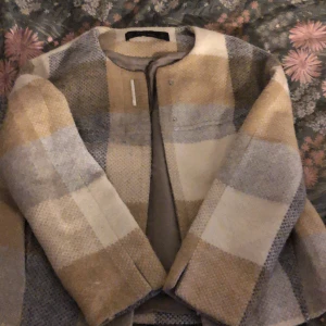 Trendig rutig jacka - Jättesnygg vårjacka från Zara. Coola detaljer och i bra skick. Inga synliga defekter💕