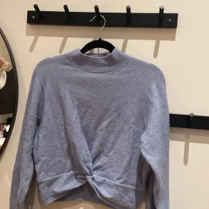 Blå ull tröja - Jättefin och varm tröja perfekt till hösten i hundra procent ull. Från & other stories i storlek xs men passar även en storlek S. Ordinarie pris 600kr.