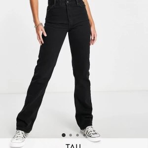 Svarta tall jeans långa bershka - Långa svarta raka jeans från bershka TALL, oanvända (endast testade).