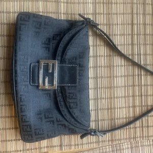 Vintage Fendi  - Vintage äkta Fendi. Köpt from vestiairecollective 2019.