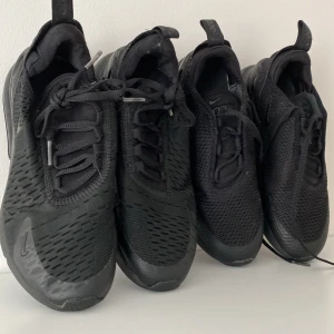 Nike Air Max 270 - Säljer två par svarta Nike Air Max 270 i mycket fin skick.  Ett par i st 35 knappt använda  Ett par i st 36,5 använda i ett par månader, men välskötta. 1 000 kr paret.