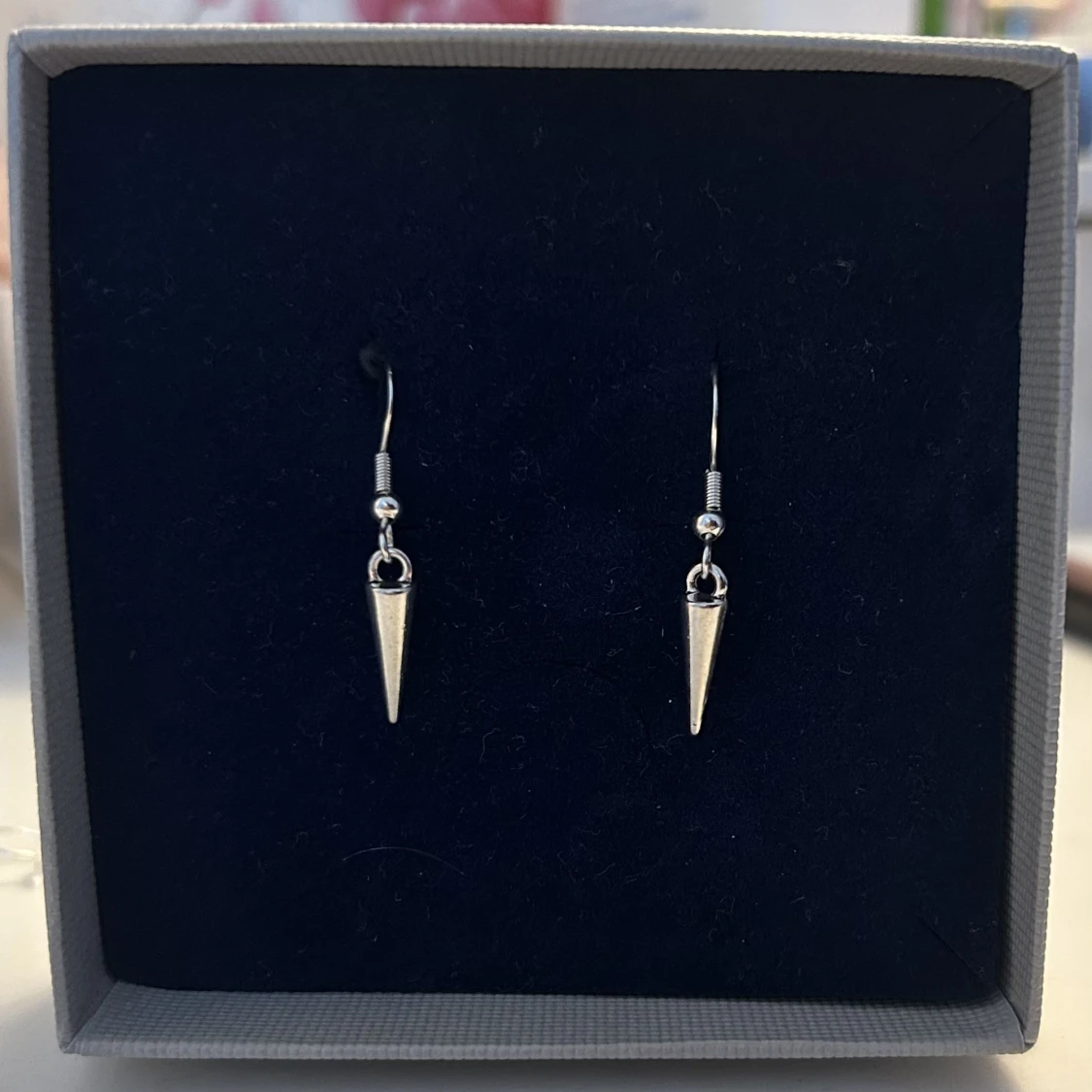 Örhängen med nitar 