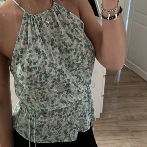 Blus - Blus med knyte på båda sidor💕