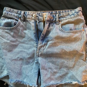 jeansshorts - ett par supersnygga jeansshorts som är köpta från HM har använt dom ungefär 1 gång men testade dom nu för ett tag sen å dom har tyvärr blivit för små. så dom inprencip oanvända🩵