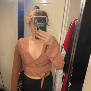 fest topp  - superfin omlott tröja från nakd denna tröja har jag köpt för kanske 1 år sen och bara använt den 1 gång🩵 