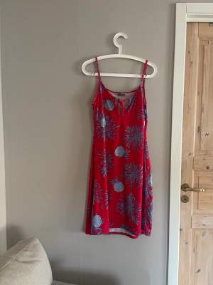 Säljer den här balla röda klänning med blått blommotiv från Giani Feroti som jag köpte på en vintagebutik i Köpenhamn förra året. 🌺 kan mötas upp i Söderköping eller Norrköping eller frakta 🌺