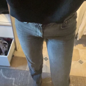 gråa jeans gina - säljer dessa fina jeans från gina i storlek 36🩷 väldigt bra skick, mörkgrå färg midrise🌟billigare vid snabb affär, köparen står för frakten!💞