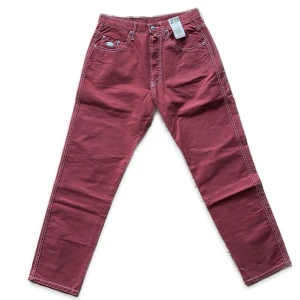 Röda vintage jeans - Så nice! Helt nya lappen är kvar, tror de från typ 80 talet? Hittar inte jätte mycket info. Inte märkt några defekter. 39cm i midjan (mätt rakt över) och 77cm i innerbenslängd!