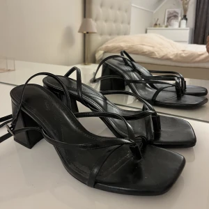 Klackar Bershka 🖤 - Klackar från Bershka. Väldigt sparsamt använda 🖤