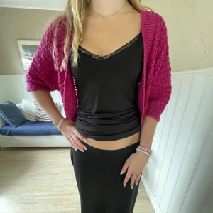 trekvarts stickad kofta - fin rosa kofta i trekvartsärm!!