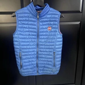 Colmar väst  - Super fin väst som är svår att få tag i, barnstorlek men passar bra på mig som är en normal S / 164 lång. 