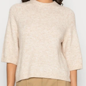 Soft rebels stickad tröja - Säljer min stickade trekvartsärmade tröja då jag aldrig får någon användning av den. Den är i super bra skick. Det är storlek xs men skulle säga att den är lite mer xxs.