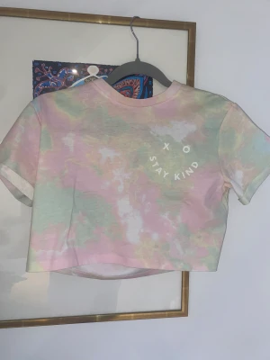 Färgglad t-shirt - Säljer denna! lqppen är kvar! och är helt ny. Köpt på Kappahl (fick i present för 1 år sedan)