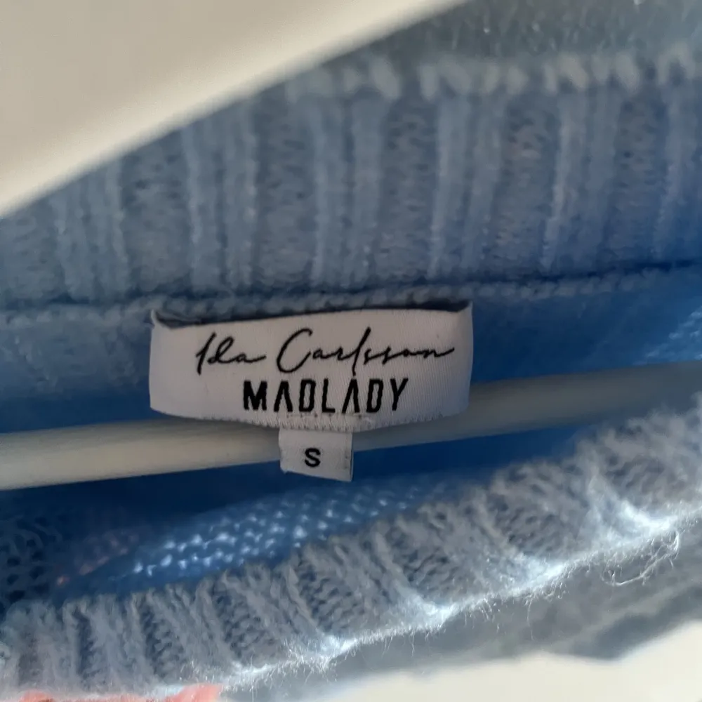 En ljusblå stickad tröja från Ida Carlssons släpp med Madlady i storlek S. Endast använd ett fåtal gånger.. Stickat.
