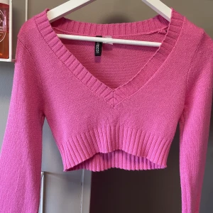 Tröja - En fin v-ringad tröja som inte kommer till användning, skriv till mig om nån är intresserad 💓