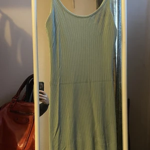 Bodycon klänning turkos bikbok  - Bodycon klänning i turkos från bikbok  Kommer ner till under mina knän jag är 164 cm lång  Storlek Xs, stretchiga passar mig som är S-M  I bra använt skick 